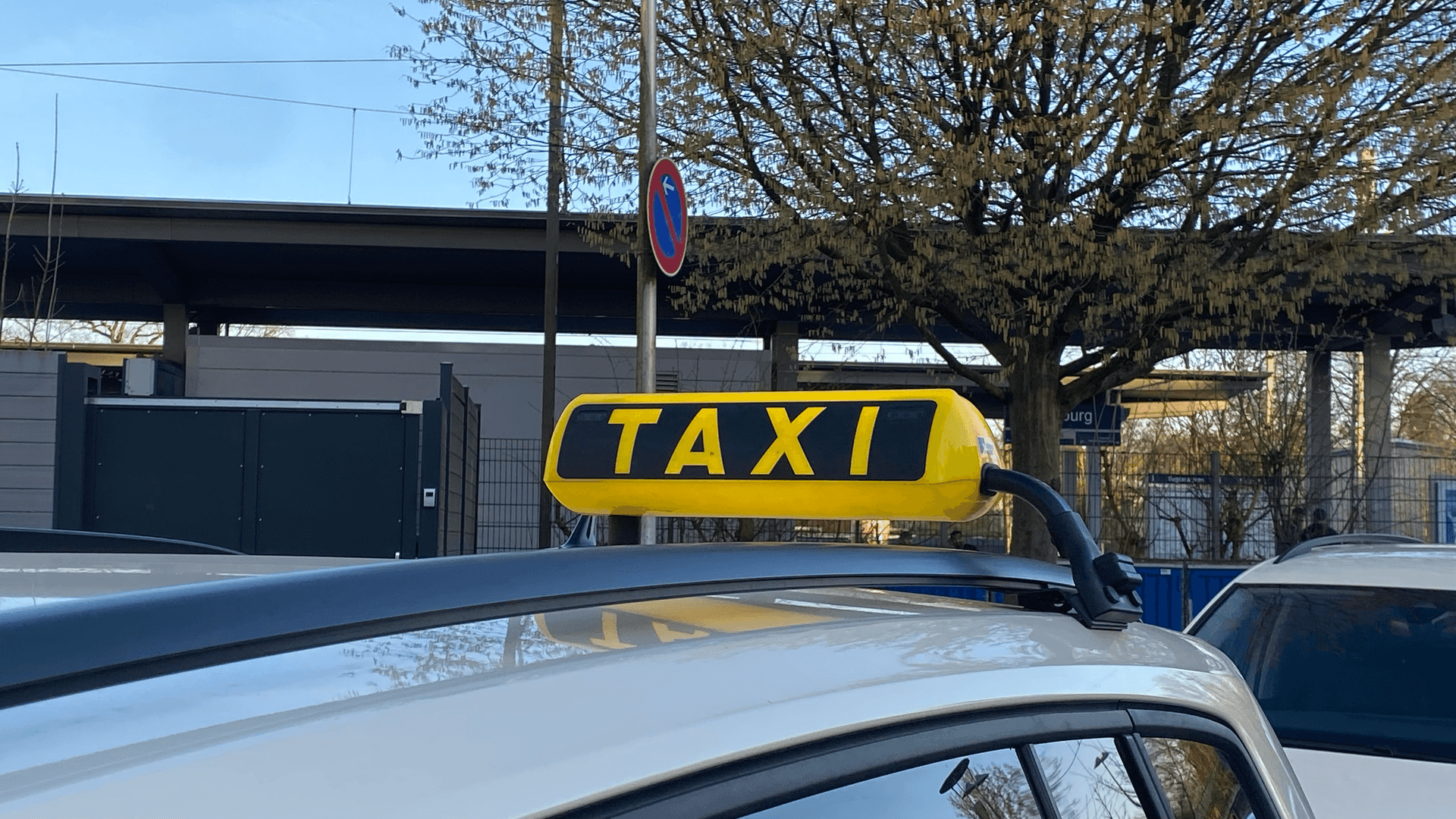 Taxiunternehmen Ali Raza in Ahrensburg – moderne Touran-Flotte für sicheren, pünktlichen und freundlichen Taxi-Service in der Region. Ideal für Flughafentransfers, Stadtfahrten und Langstreckenfahrten